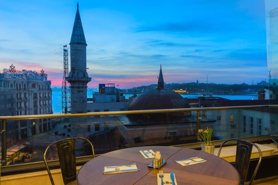 Restaurant/places to eat, Bird's eye view, Balcony/Terrace, Landmark view, Sea view, Buffet breakfast, Lunch, Dinner