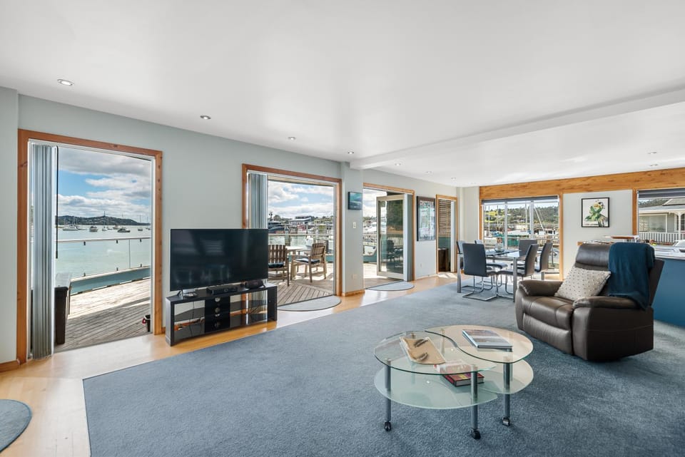 Bay of Islands 2 Bedrooms On The Water-The Landing Apartment in Northland