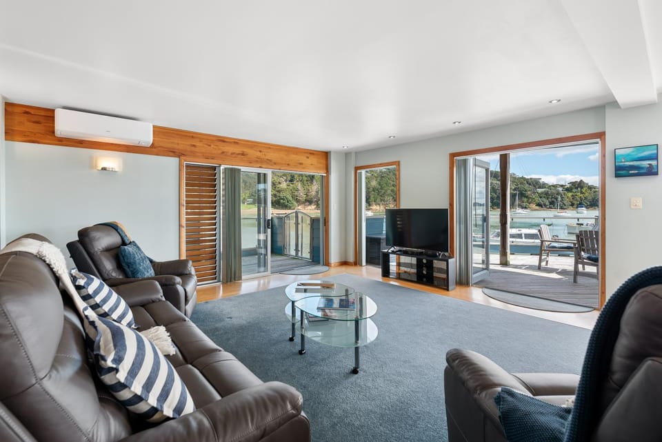 Bay of Islands 2 Bedrooms On The Water-The Landing Apartment in Northland