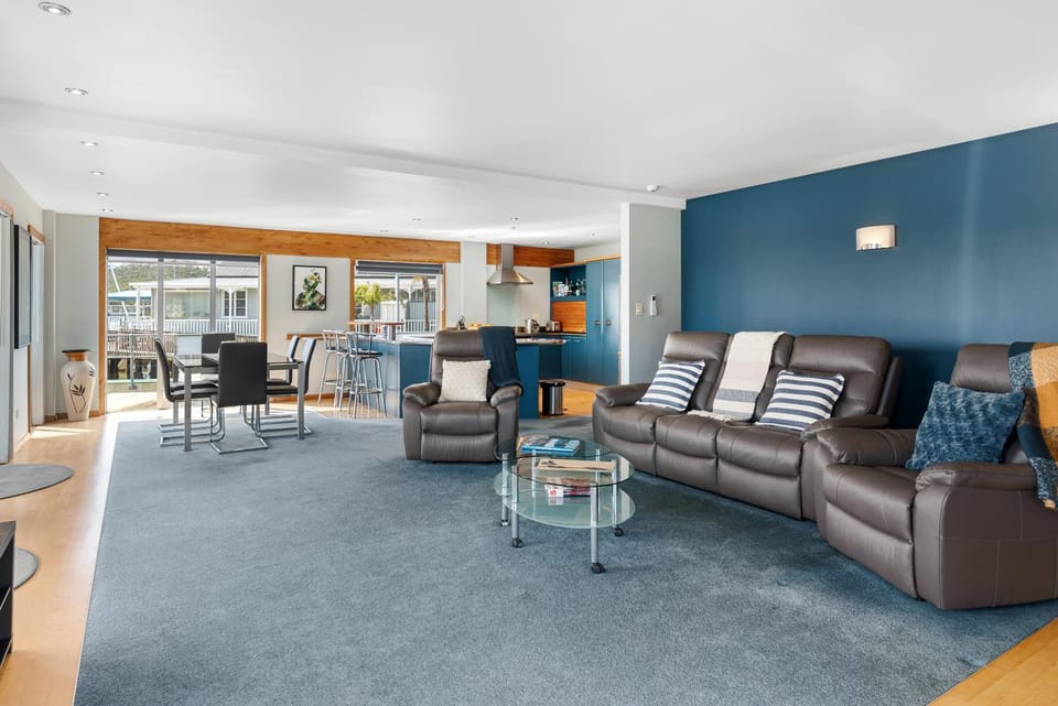Bay of Islands 2 Bedrooms On The Water-The Landing Apartment in Northland