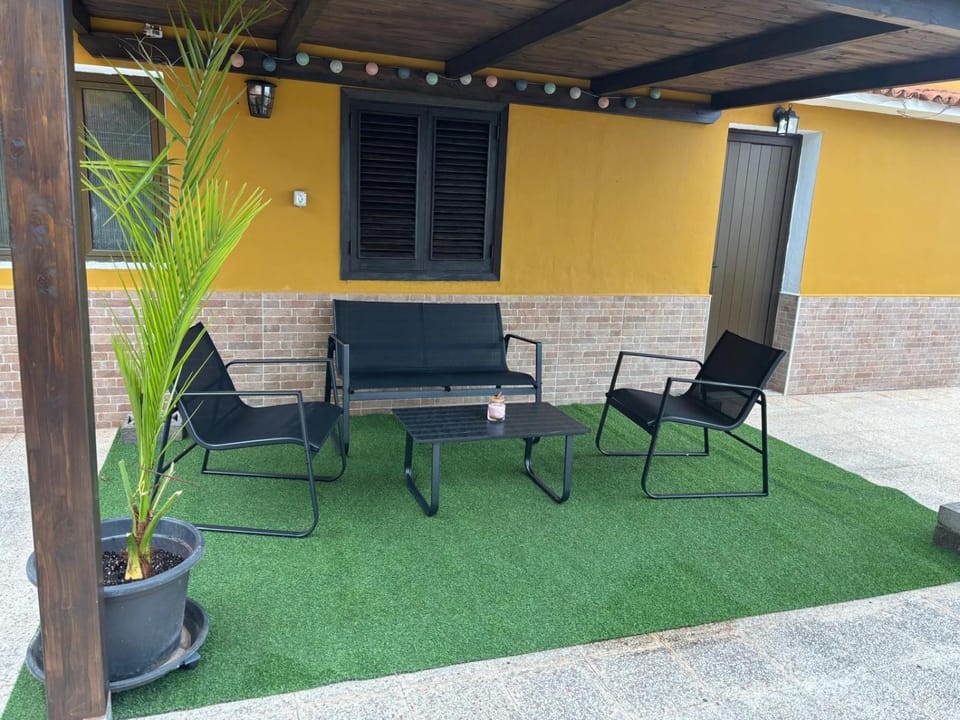 Property building, Balcony/Terrace, Living room
