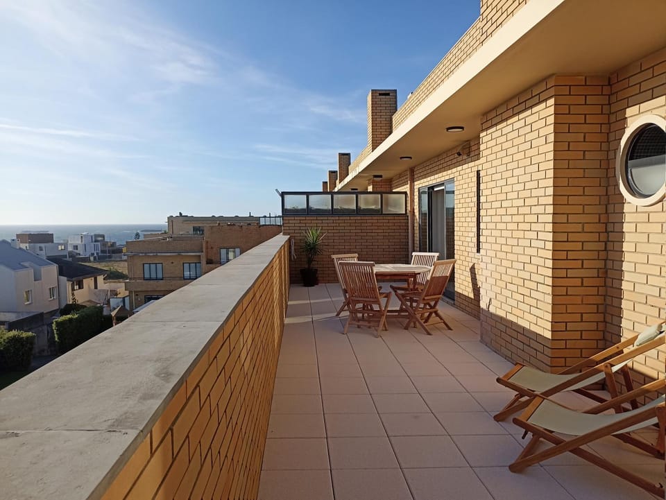 Property building, Day, Balcony/Terrace