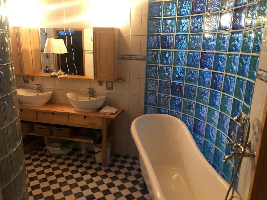 Kotimaailma - Iso ja viihtyisä omakotitalo saunalla 9 henkilölle Apartment in Helsinki
