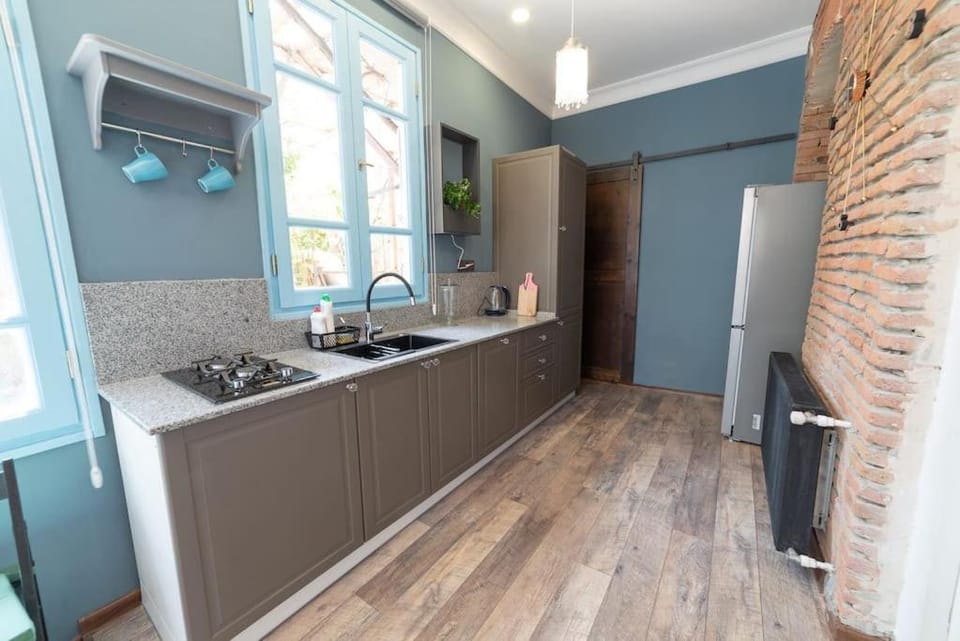 Kitchen or kitchenette, minibar