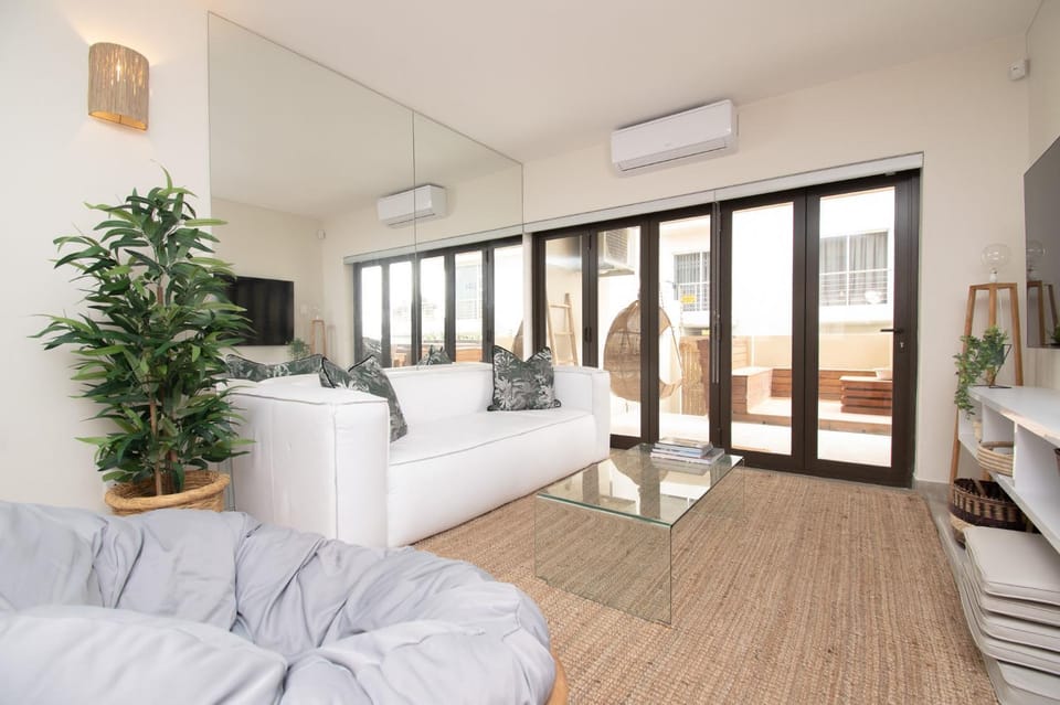 Bed, TV and multimedia, Living room, Photo of the whole room, Seating area, air conditioner