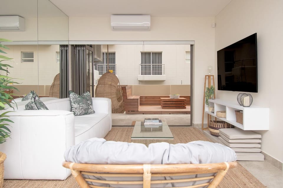 Communal lounge/ TV room, TV and multimedia, Living room, Seating area, air conditioner