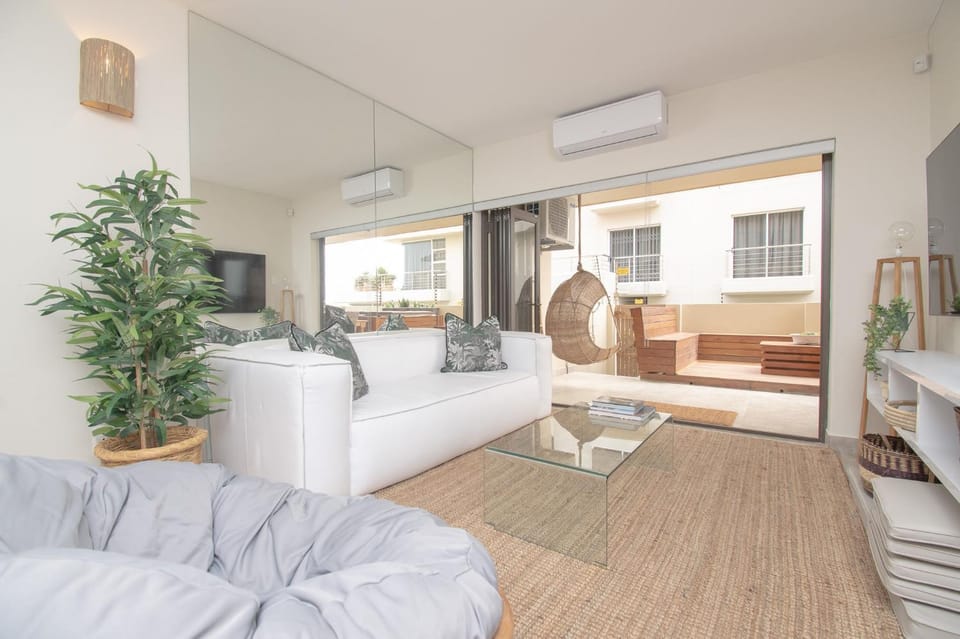 TV and multimedia, Living room, Photo of the whole room, Seating area, air conditioner