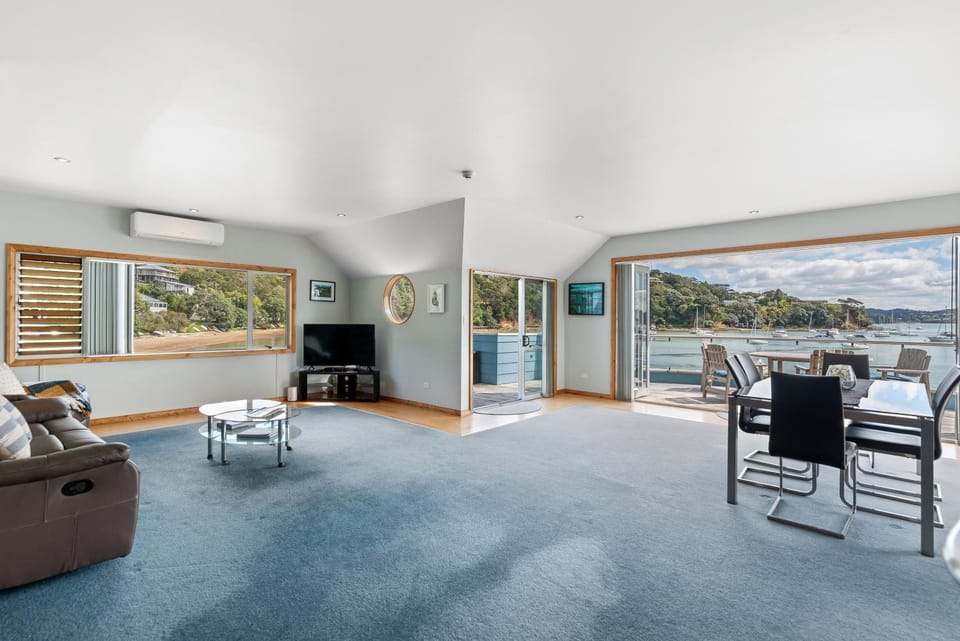 Bay of Islands Apartment On The Water- The Bridge Apartment in Northland