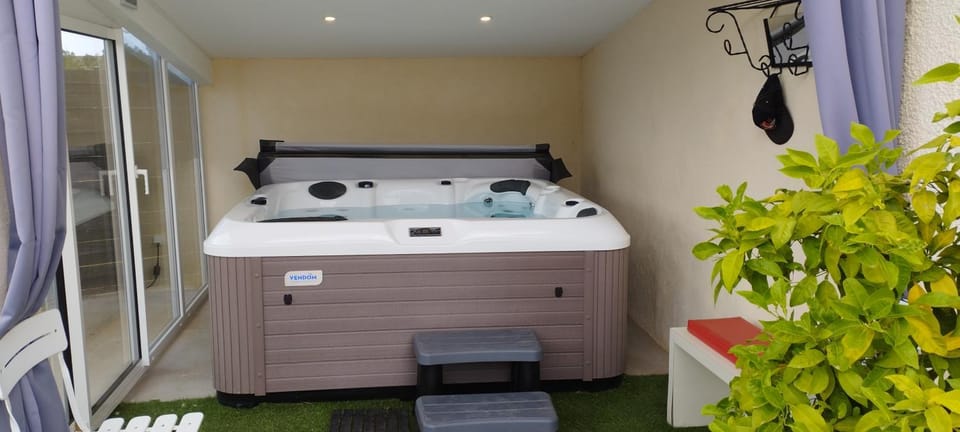 Hot Tub, Spa and wellness centre/facilities