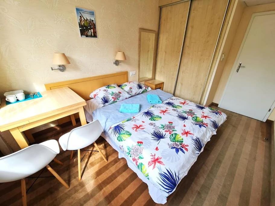 Bed, Photo of the whole room, wardrobe