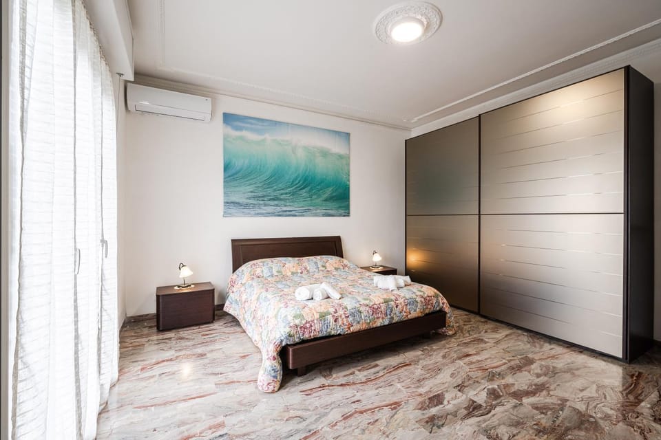 Bed, Balcony/Terrace, Photo of the whole room, Bedroom, towels, wardrobe, air conditioner