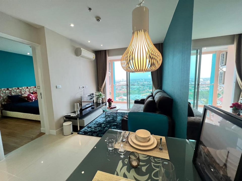 Bed, TV and multimedia, Living room, Photo of the whole room, Seating area, Bedroom