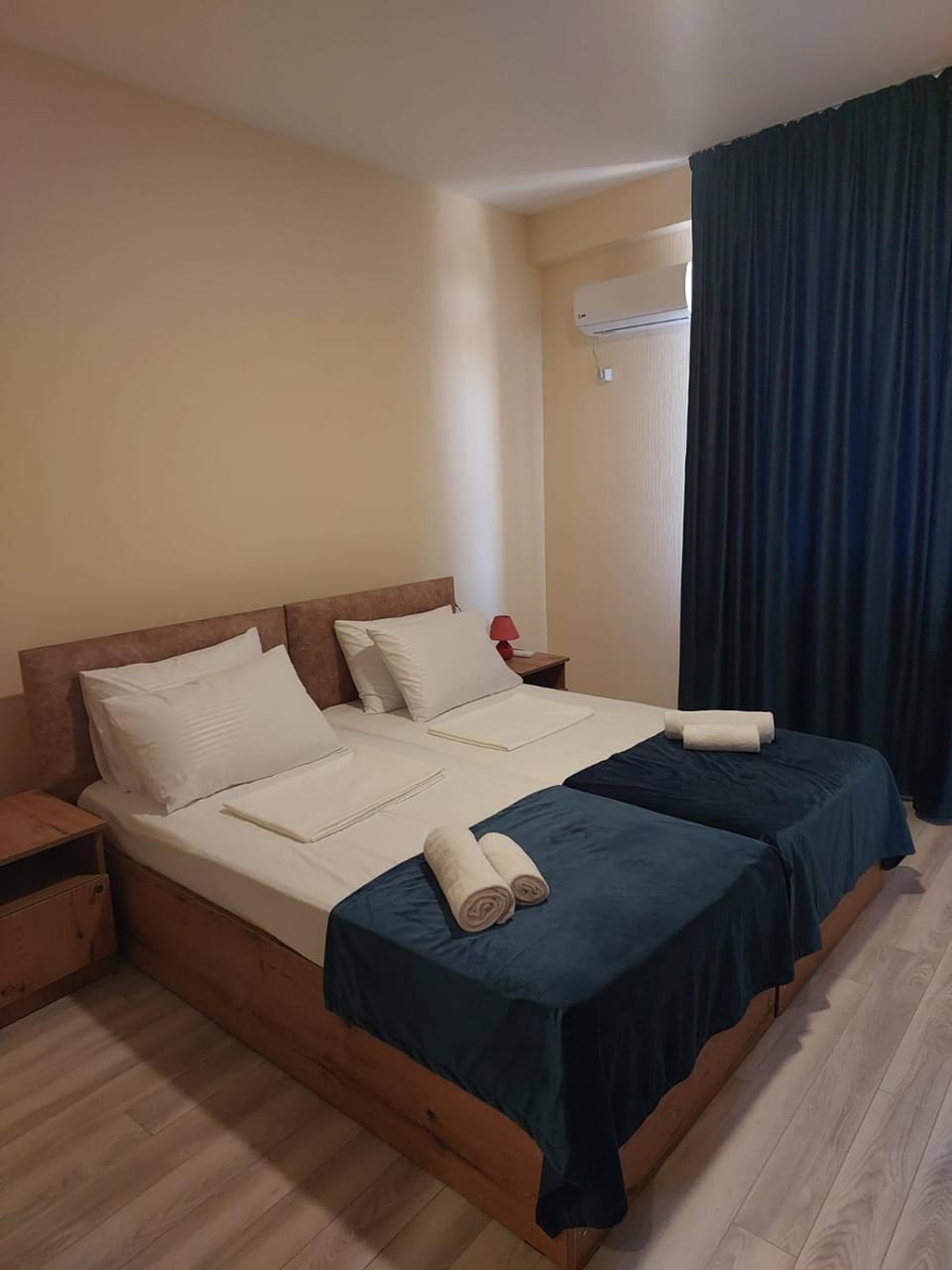 Bed, Bedroom, towels