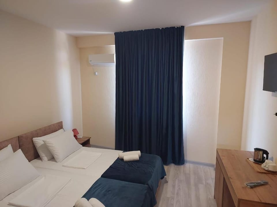 Bed, TV and multimedia, Photo of the whole room, Bedroom, hair dresser, towels