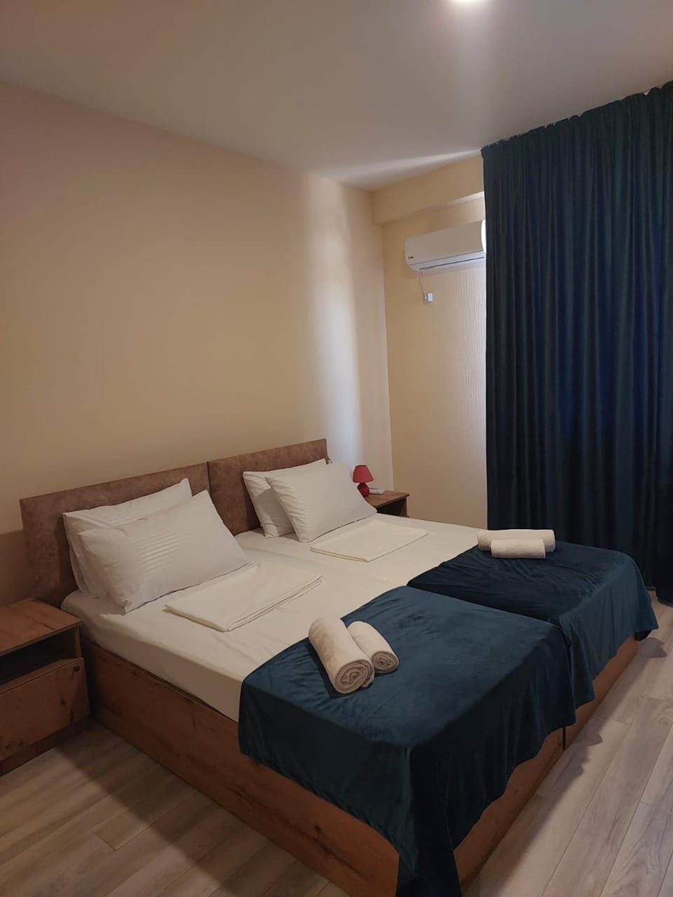 Bed, Bedroom, towels