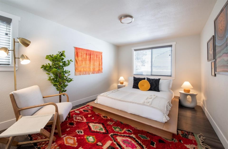 Mid-Century Modern Home - Hot Tub and Game Room House in Denver