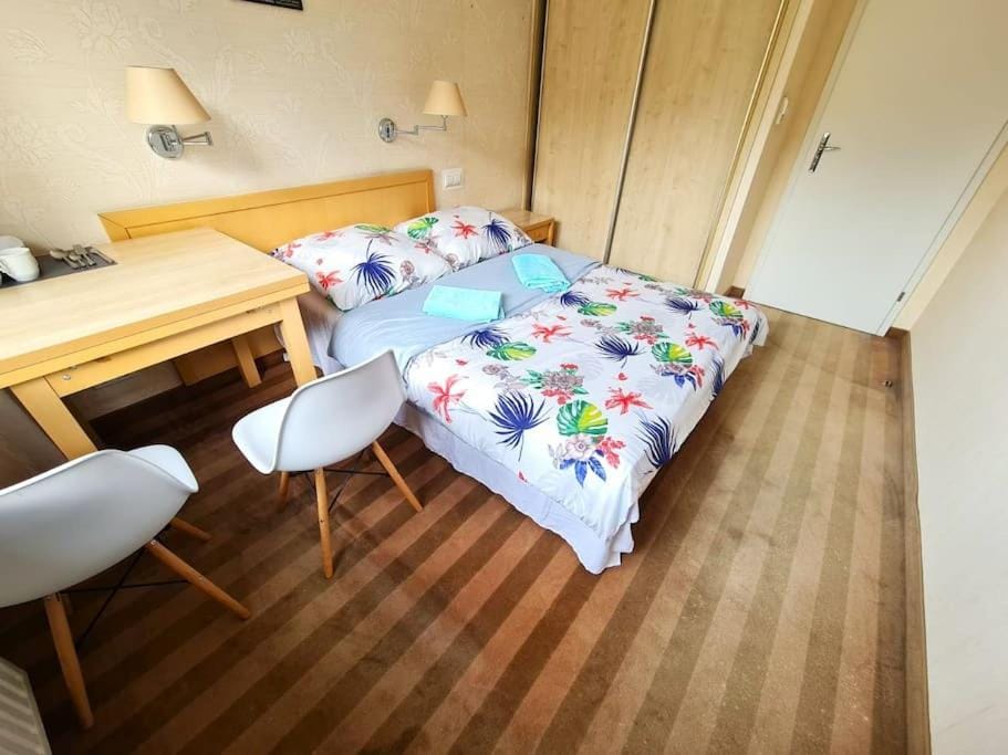 Bed, Photo of the whole room, hair dresser, wardrobe