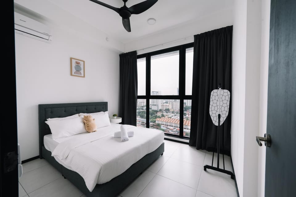 NEW Infinity Pool 3 Bedrooms 2 Carparks 197 Apartment in George Town