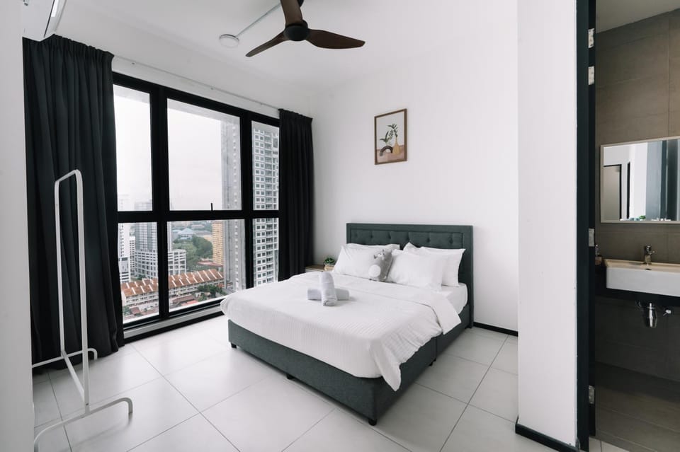 NEW Infinity Pool 3 Bedrooms 2 Carparks 197 Apartment in George Town