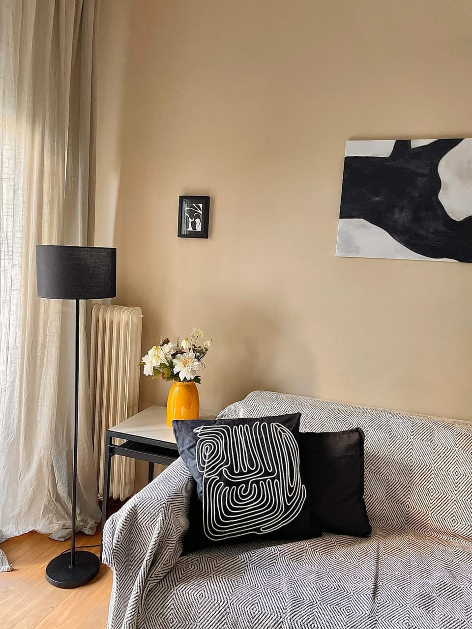 Comfy and spacious two bedroom apartment with balcony Apartment in Athens