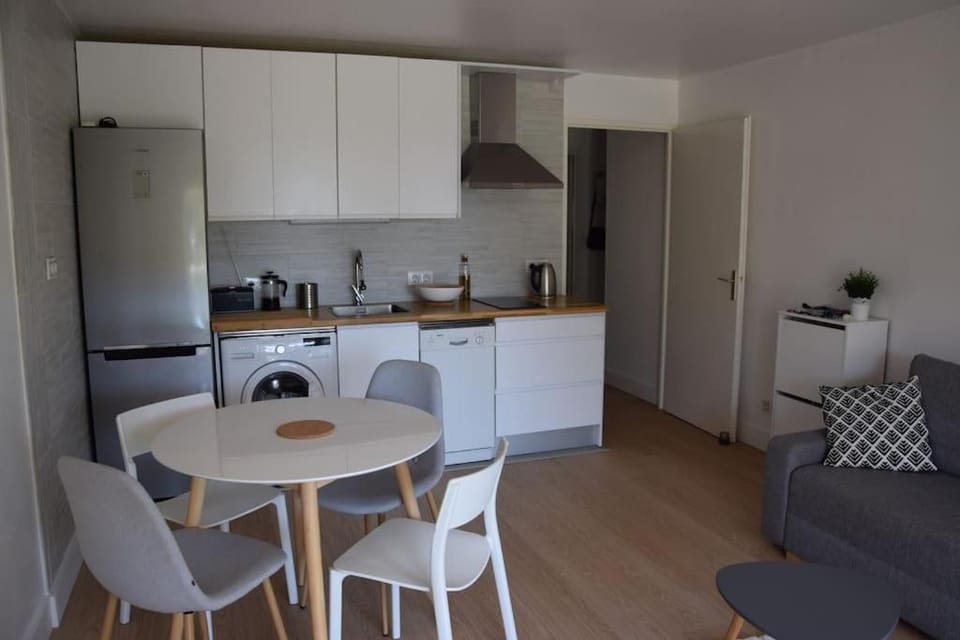 Kitchen or kitchenette, Living room, Seating area, stove