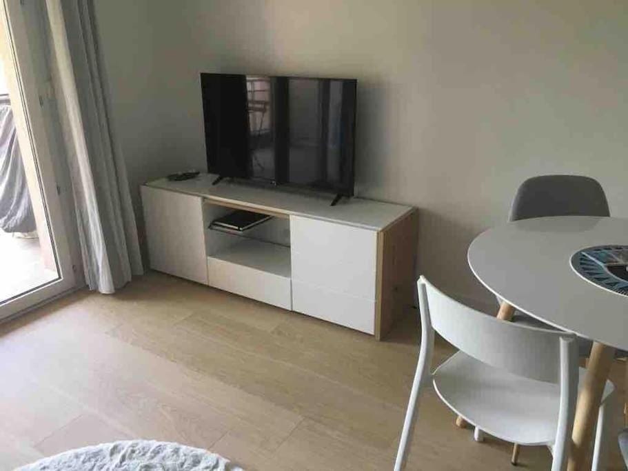 TV and multimedia, Living room, Seating area, Dining area