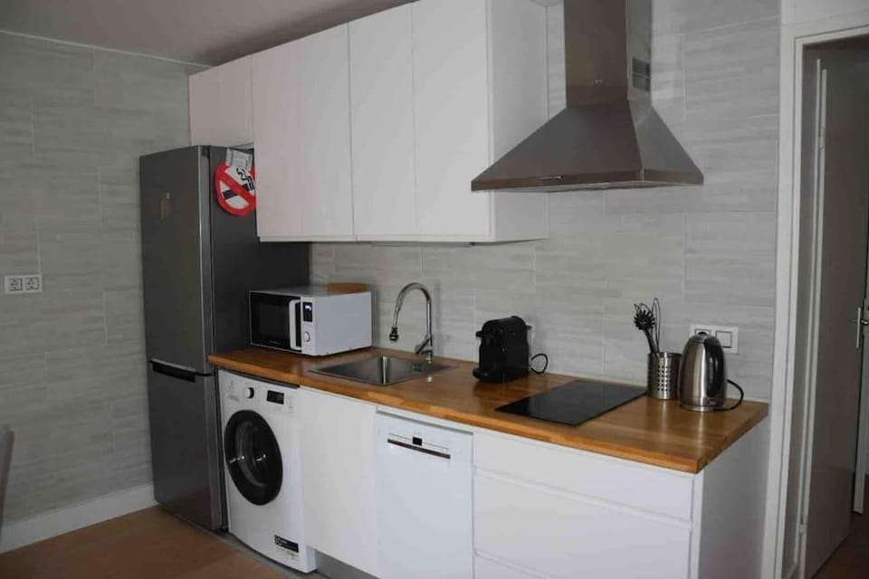 Coffee/tea facilities, Kitchen or kitchenette, dishwasher, oven, stove, washing machine