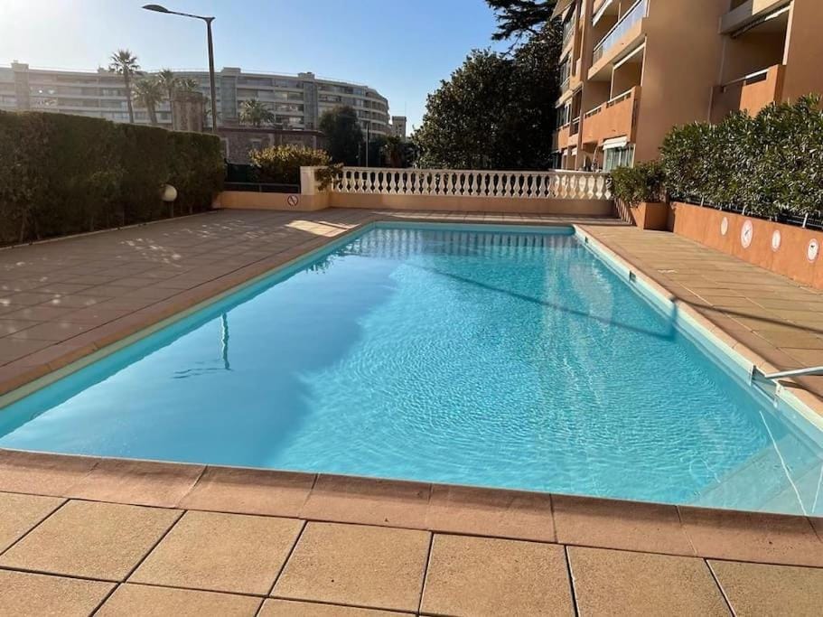 Property building, Day, Swimming pool, Swimming pool