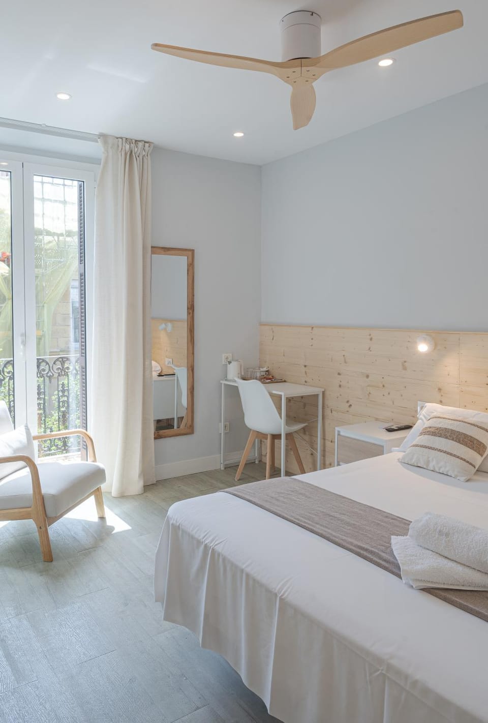 Bed, Photo of the whole room, Bedroom, fireplace, towels