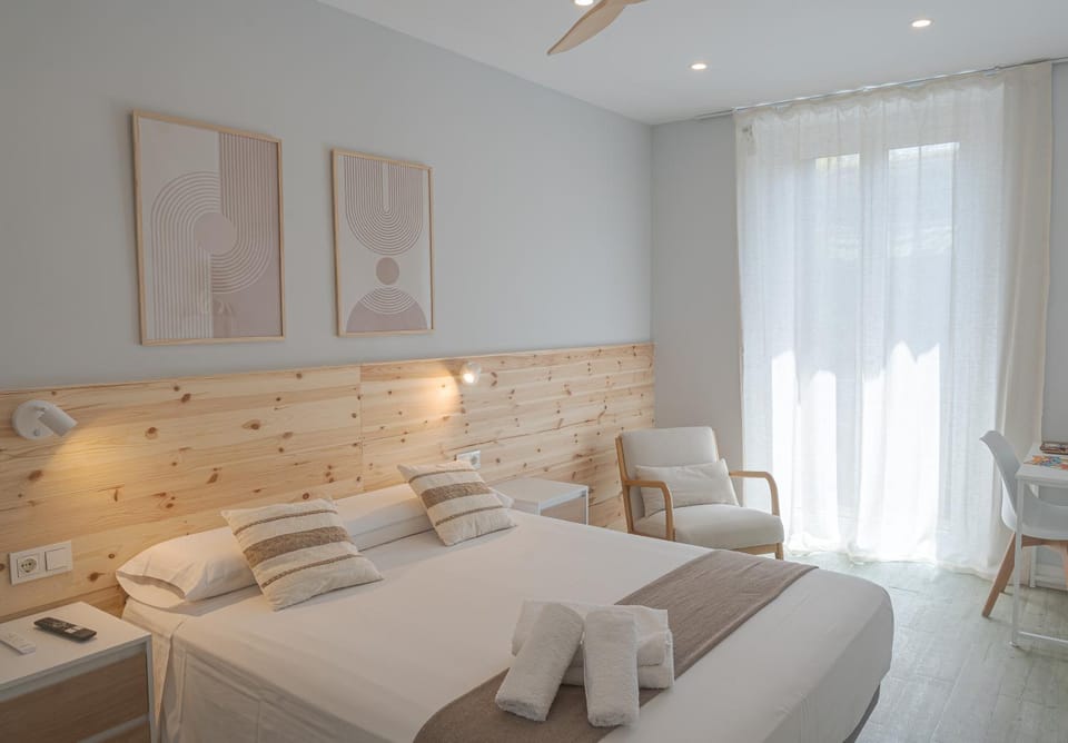 Bed, Living room, Photo of the whole room, Seating area, Bedroom, towels