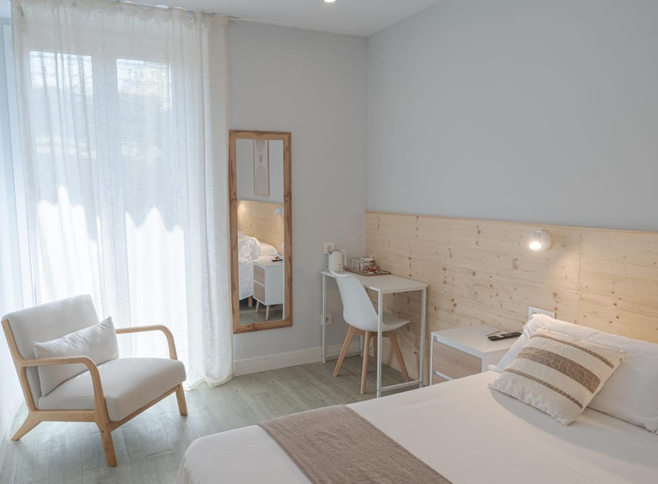 Bed, Living room, Photo of the whole room, Seating area, Bedroom