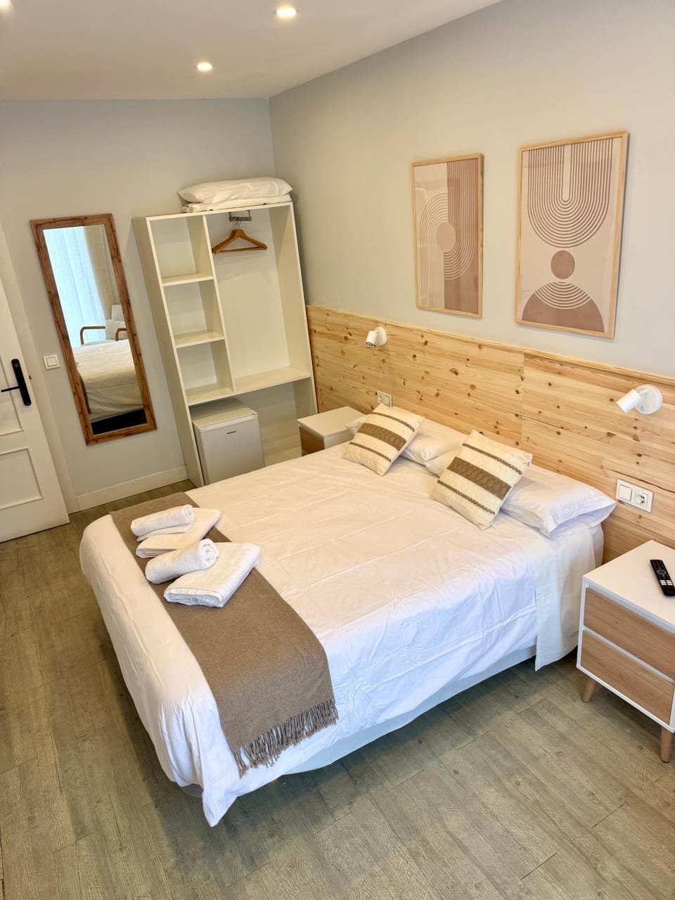 Photo of the whole room, Bedroom