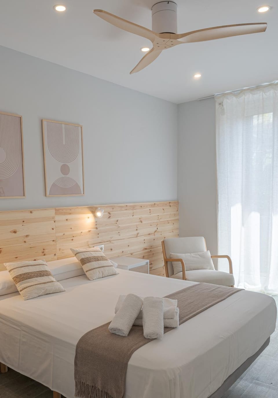 Bed, Photo of the whole room, Bedroom, fireplace, towels