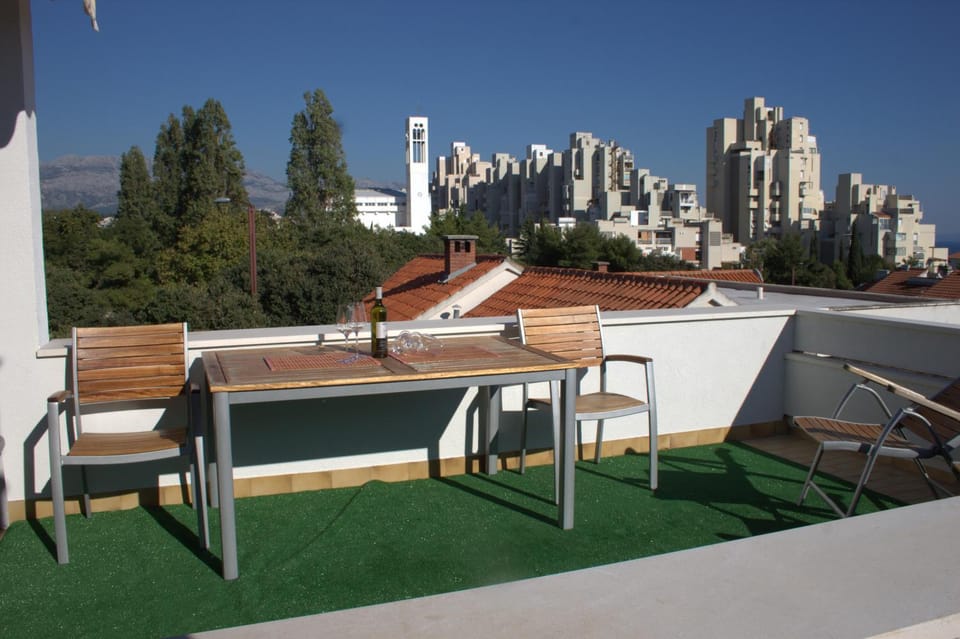 View (from property/room), Balcony/Terrace, City view, Mountain view, Alcoholic drinks