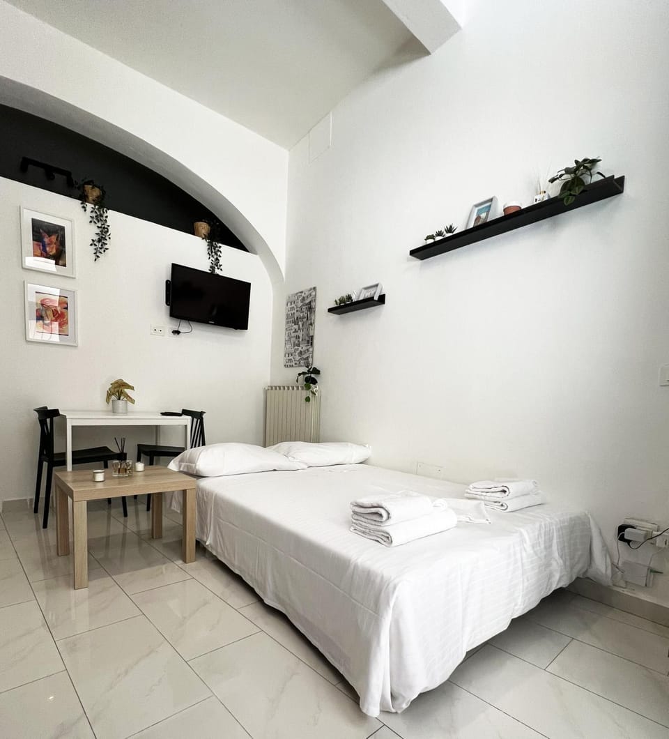 Bed, TV and multimedia, Photo of the whole room, towels