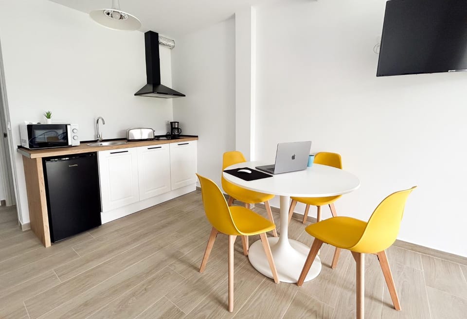 Kitchen or kitchenette, Dining area, minibar, stove, toaster