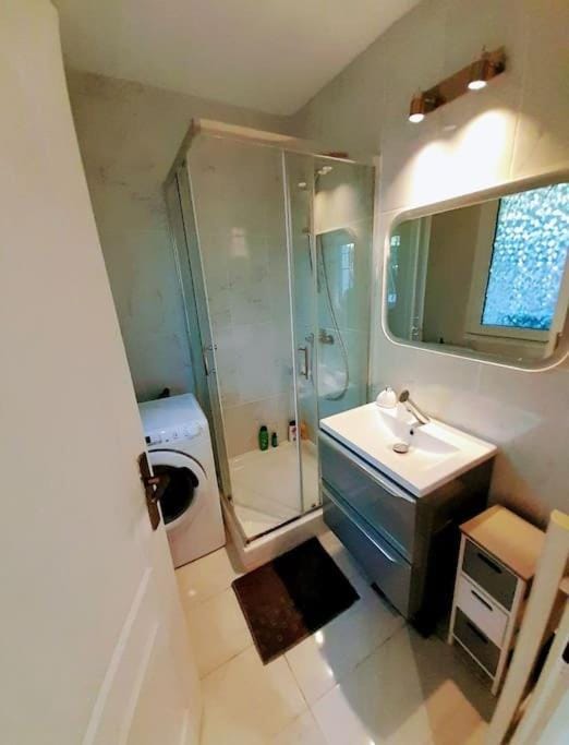 Shower, Bathroom, towels