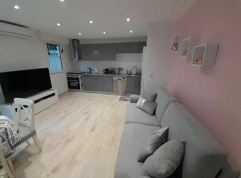 Communal lounge/ TV room, Kitchen or kitchenette, Living room, Seating area, Dining area, minibar, pet friendly, stove