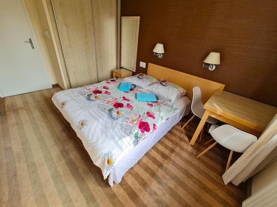 Bed, Photo of the whole room, towels, wardrobe