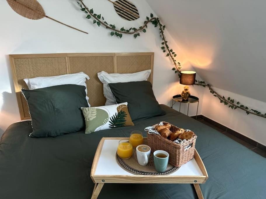 Bedroom, Breakfast