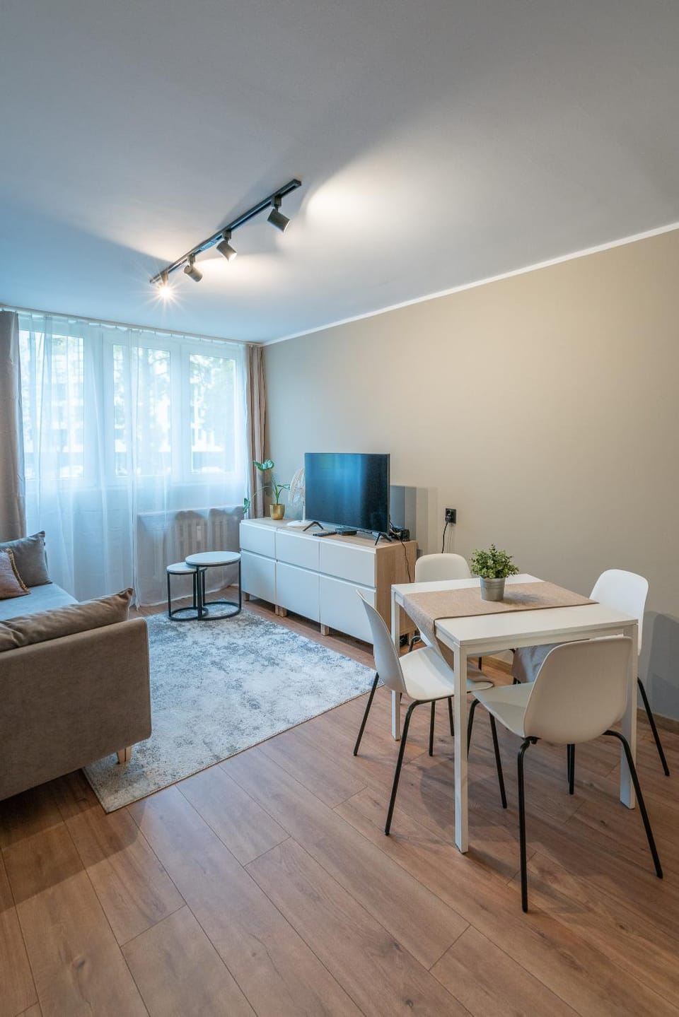 TV and multimedia, Living room, Seating area, Dining area