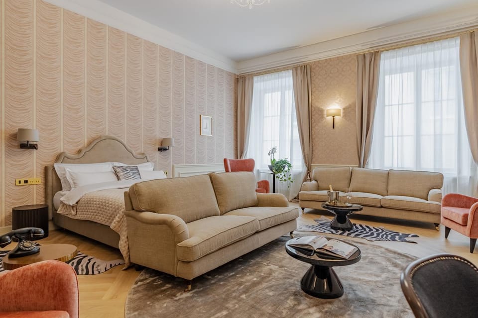 Living room, Seating area