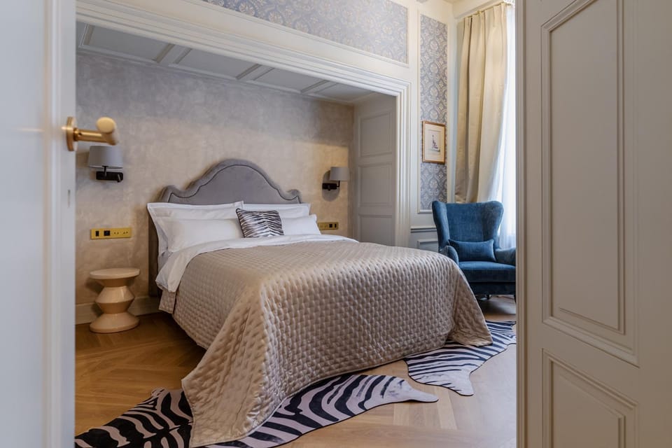 Bed, Living room, Photo of the whole room, Seating area, Bedroom