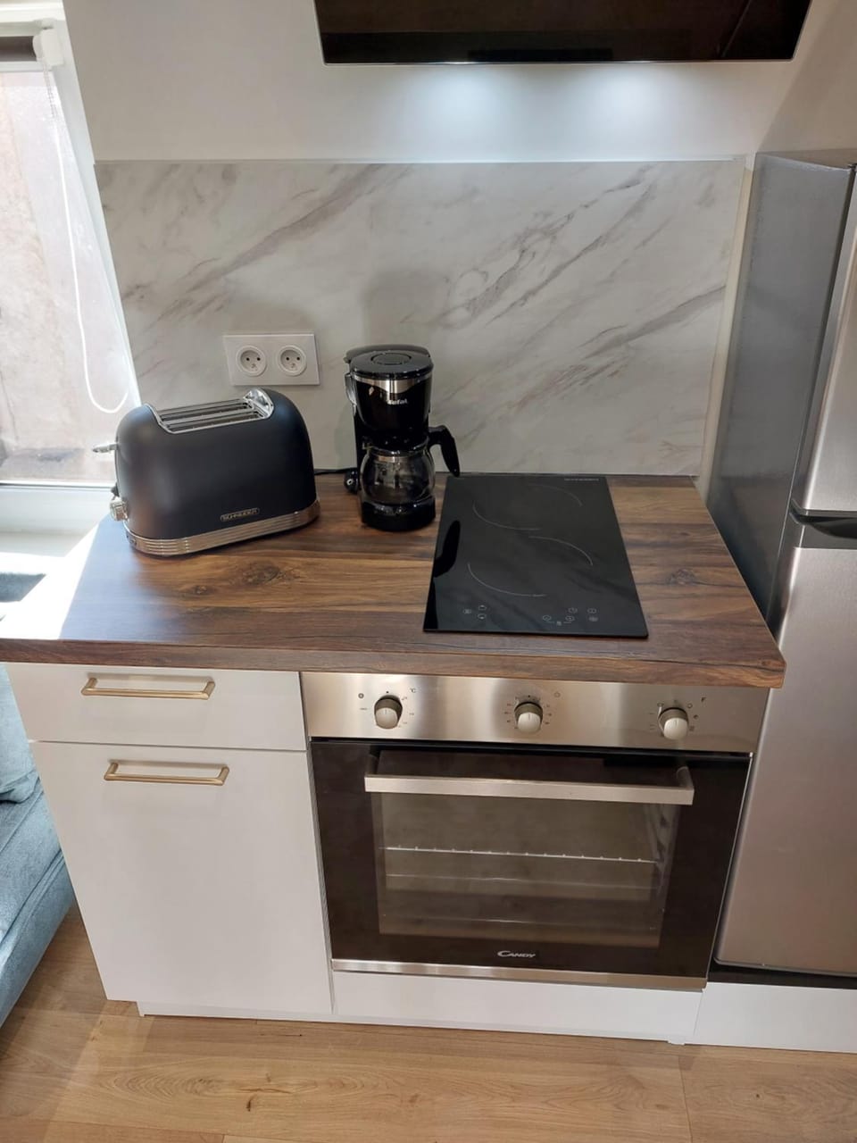 Coffee/tea facilities, Kitchen or kitchenette, stove, toaster