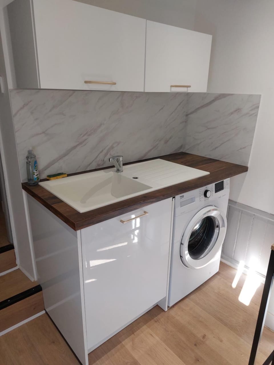 Kitchen or kitchenette, washing machine