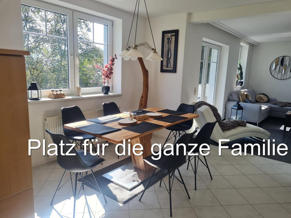Seating area, Dining area, Family
