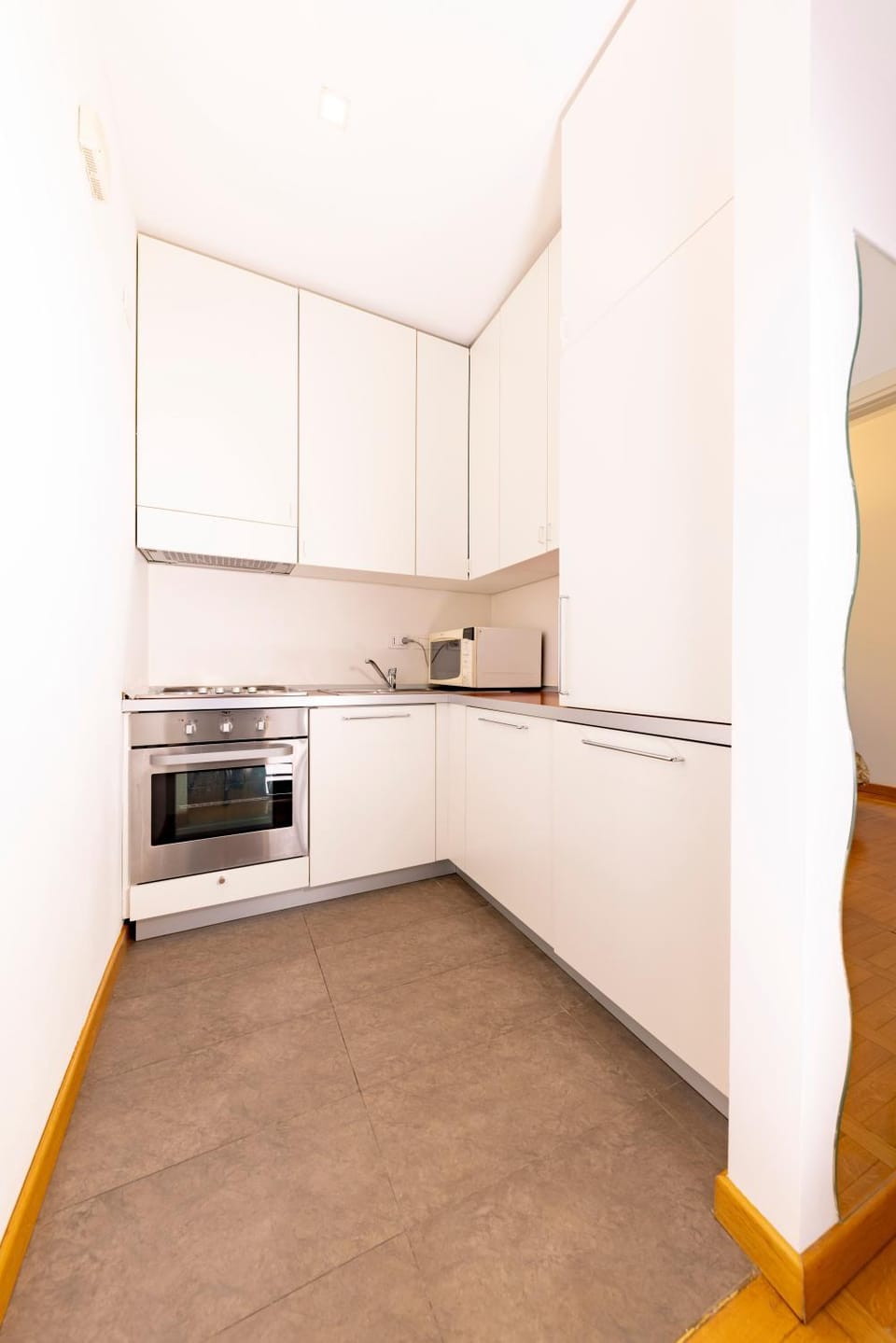 Kitchen or kitchenette, minibar, stove