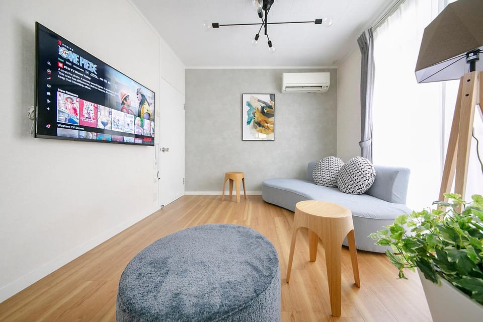 TV and multimedia, Living room, Seating area, air conditioner