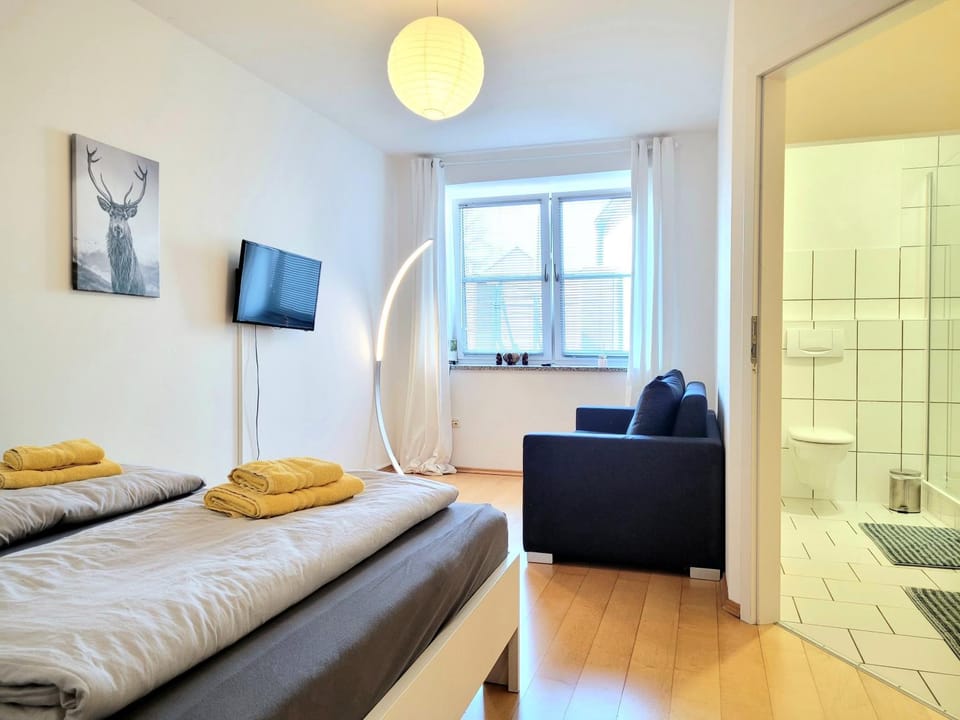 Bed, TV and multimedia, Photo of the whole room, Seating area, Bedroom