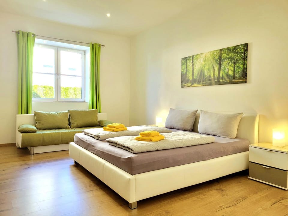 Bed, Photo of the whole room, Seating area, Bedroom